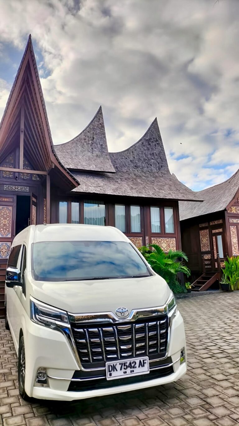 Rental mobil Hiace Premio mewah di Bali untuk perjalanan wisata dan bisnis.