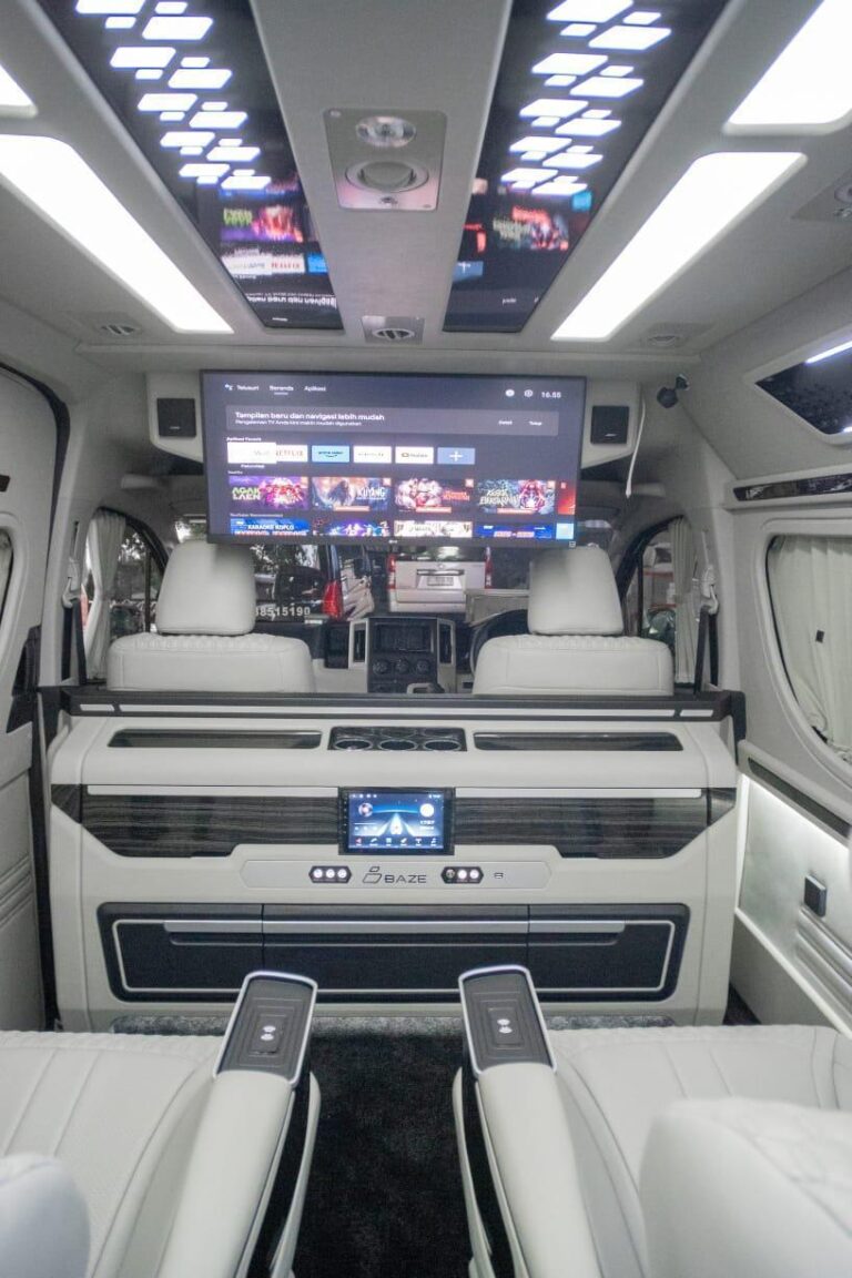 Tampilan depan mobil Toyota Hiace Premio Luxury dengan desain elegan dan eksterior mewah.